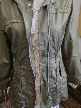 Utility jacket in khaki, Size M. Cotton and polyester for a light weight wear.